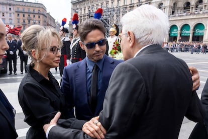 El presidente de la República italiana, Sergio Mattarella, (derecha) saluda a Marina y Pier Silvio Berlusconi, al final del funeral celebrado este miércoles en Milán.