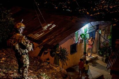 Un soldado de guardia en Medellin.