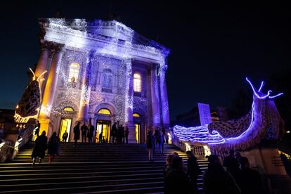 La fachada del museo Tate Britain de Londres (Reino Unido) es decorada por el artista Monster Chetwynd, el 30 de noviembre de 2018. La galería encargó a Chetwynd que creara una exhibición de luces navideñas poco ortodoxa: dos esculturas de babosas leopardo gigantes con un camino marcado por iluminación LED en la fachada del edificio.