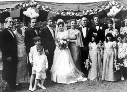 El elenco de la película 'El padrino' posa para un retrato de familia durante la escena de la boda en un fotograma de la película. De izquierda a derecha: Robert Duvall, Tere Livrano, John Cazale (1935 -1978), Gianni Russo, Talia Shire, Morgana King, Marlon Brando and James Caan.