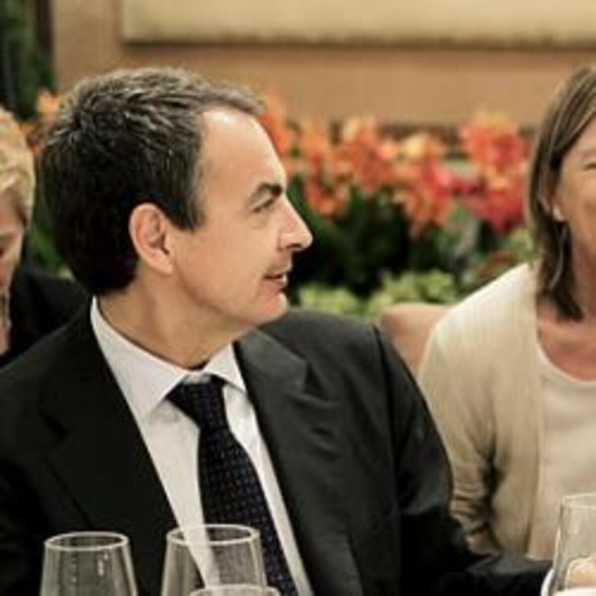 Zapatero confía en sus previsiones y descarta nuevas medidas de ajuste ...