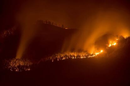 Vista del incendio forestal cerca de la localidad San Román, Cantabria.