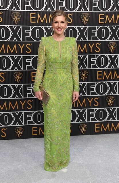 La actriz estadounidense Rhea Seehorn, con vestido de pedrería verde, a su llegada a la alfombra roja de los Emmy. Su vestido pertenece a la colección primavera-verano 2024 de Naeem Khan.