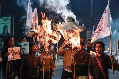 Activistas de la Federación de Estudiantes de la India (SFI) queman las efigies del Primer Ministro de India y del Ministro Principal de Assam, en Guwahati. 