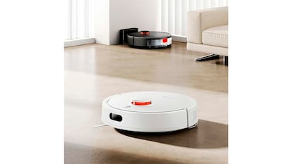 Robot aspirador sobre fondo blanco