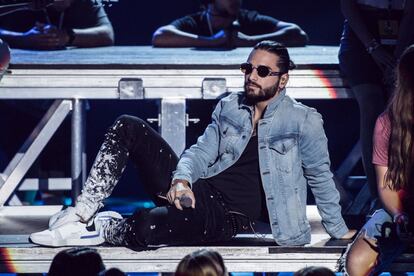 La gala fue una noche de estrenos. Maluma conmovió con su nuevo tema "Marinero" y luego siguió animando al público con el remix de "Bella" con Wolfine. El colombiano cerró su número con "El préstamo".