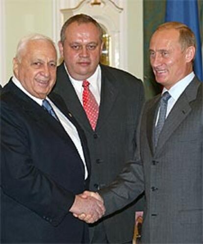 El presidente ruso, Vladímir Putin (derecha), saluda al primer ministro israelí, Ariel Sharon.