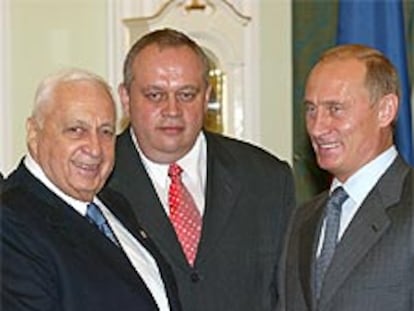 El presidente ruso, Vladímir Putin (derecha), saluda al primer ministro israelí, Ariel Sharon.
