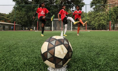 Common Goal ha recaudado alrededor de medio millón de euros gracias a una plantilla envidiable de unas 60 personalidades del fútbol y jugadores. Rusia acogerá un torneo paralelo al mundial con 48 delegaciones de niños de los grupos vinculados a StreetFootballWorld. En la imagen, Atisha Saini (a la izquierda), junto a sus compañeras de equipo de la Fundación Oscar: Chhaya Singh y Poonam Gautam. Las tres han crecido en el barrio marginal de Ambedkar Nagar, de Bombay.