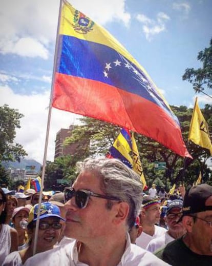 Boris Izaguirre en la manifestación de ayer contra Maduro en Caracas.