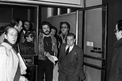 De izquierda a derecha, los actores Manuel Alexandre, Tina Sainz, Juan Diego y Jaime Blanch, durante una asamblea previa a la huelga en la Delegación Nacional de Sindicatos de Madrid, el 2 de febrero de 1975.