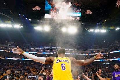 El alero de los Lakers de Los Ángeles, LeBron James, lanza polvo al aire antes del partido contra los Golden State Warriors de este miércoles.