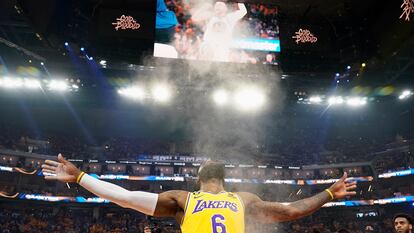 El alero de los Lakers de Los Ángeles, LeBron James, lanza polvo al aire antes del partido contra los Golden State Warriors de este miércoles.