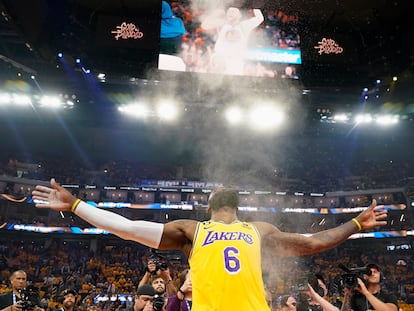 El alero de los Lakers de Los Ángeles, LeBron James, lanza polvo al aire antes del partido contra los Golden State Warriors de este miércoles.