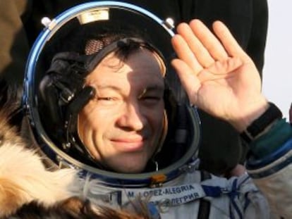 El astronauta Miguel López- Alegria, tras regresar a la tierra después de permanecer en la Estación Espacial Internacional 215 días