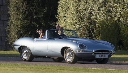 Meghan y Harry en un Jaguar de 1968 con la matrícula con la fecha de la boda.