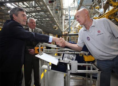 El primer ministro británico, Gordon Brown, visita ayer una planta de Vauxhall Astra en Reino Unido.