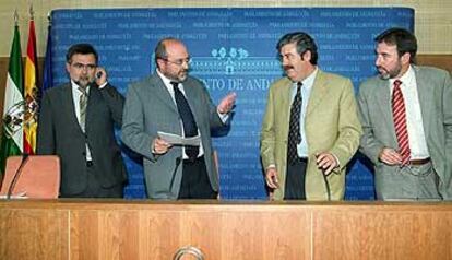 Los portavoces del Grupo Mixto, PSOE, IU y PA, ayer en una conferencia de prensa en el Parlamento para contestar al ministro de Justicia.