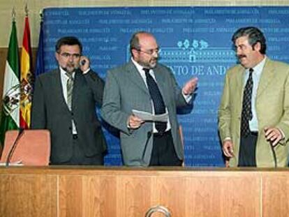 Los portavoces del Grupo Mixto, PSOE, IU y PA, ayer en una conferencia de prensa en el Parlamento para contestar al ministro de Justicia.