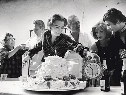 Romy Schneider cumplió 28 años en España y lo celebró con todo el equipo de la película. De izquierda a derecha, Marguerite Duras, Peter Finch, Jules Dassin, Melina Mercuri y Julián Mateos.