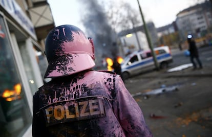 Alguns dels manifestants han llançat bombes de pintura contra els agents de policia.