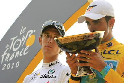 El luxemburgués Andy Schleck mira a Contador en el podio