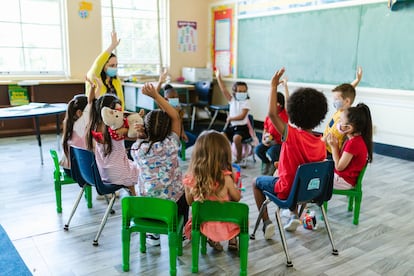 Una profesora realiza una asamblea en su clase.