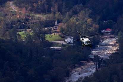 Joe Biden vuela en un helicóptero de la marina sobre la zona dañada por la tormenta cerca de Asheville, Carolina del Norte. 