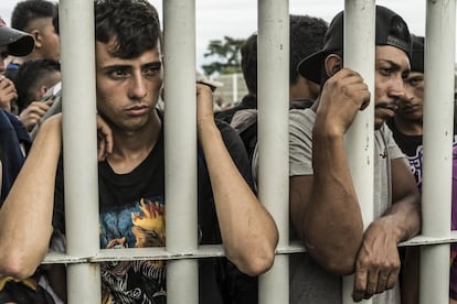 A longa espera sobre o rio Suchiate, a fronteira natural entre México e Guatemala, converteram a ponte Rodolfo Robles em um imenso campo de refugiados.