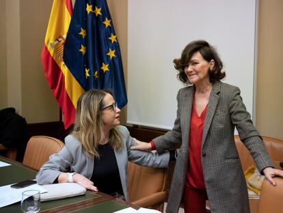 Carmen Calvo (de pie), presidenta de la comisión de igualdad, habla con la también diputada socialista Mariana de Gracia, antes de la reunión de la comisión de este lunes.