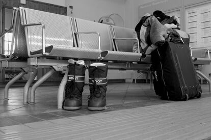 Las botas y la maleta de un migrante. A pocos pasos de su equipaje, descansa tumbado junto a un radiador de la sala de espera de la estación de tren. Hace un par de años permanecía abierta toda la noche, ahora se cierra a las 21.30 horas.