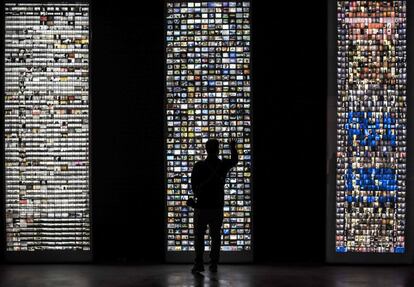 Un hombre observa las obras 'Windows', 'Television' y 'Doors' (de izquierda a derecha), de los artistas Mikhael Subotzky y Patrick Waterhouse, dentro de la muestra 'Making Africa: Un continente de diseño contemporáneo' que reúne las obras de 120 artistas y diseñadores en el museo Guggenheim de Bilbao.