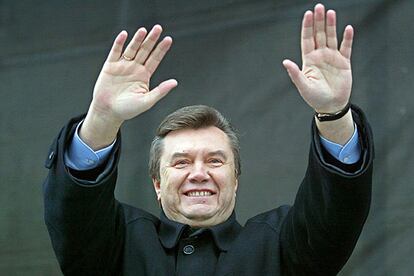 El candidato Víktor Yanukóvich saluda a sus partidarios en la localidad de Berehove.
