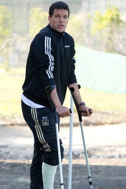 Michael Ballack observa un entrenamiento de su equipo.