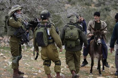 Soldados israelíes dispersan a los vecinos palestinos de una zona de asentamientos israelíes en Cisjordania, el martes.