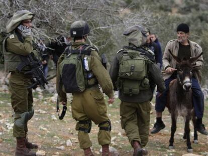 Soldados israel&iacute;es dispersan a los vecinos palestinos de una zona de asentamientos israel&iacute;es en Cisjordania, el martes.