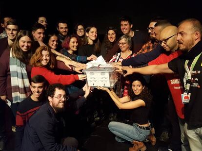 Los representantes estudiantiles posan con una de las urnas que se usarán en las universidades para el referéndum de monarquía o república.