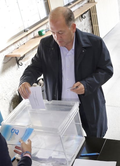 El candidato del PSdeG a la Presidencia de la Xunta, Joaquín Fernández Leiceaga, vota en un colegio electoral, en Santiago de Compostela.