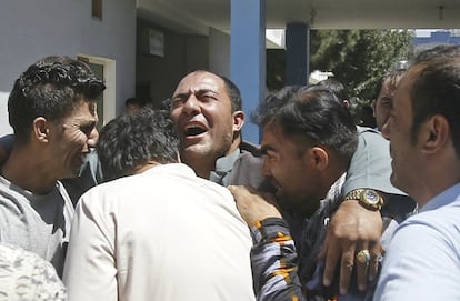Familiares de una de las víctimas lloran a las puertas del hospital en Kabul.