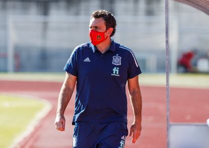 José Francisco Molina, director deportivo de la Federación Española de Fútbol, durante un entrenamiento. / (RFEF)