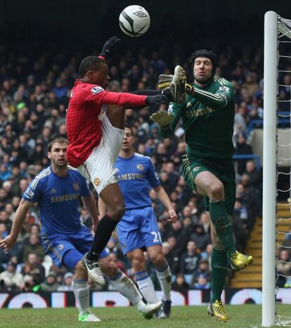 Evra intenta el remate ante Petr Cech.