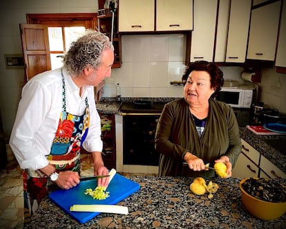 Javier Vallina, dueño de Los Tres Grillos, aprendiendo una receta de Adelita Buznego