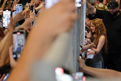 Shakira saluda a sus seguidores frente al Hotel Mandarin, donde se alojaba, tras la cancelación de sus dos conciertos en Chile, el 3 de marzo de 2025. 