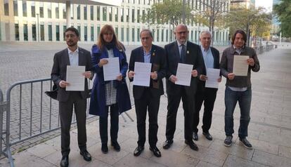Torra, junto a los políticos independentistas que han acudido a autoinculparse a los juzgados.