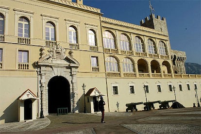 Las banderas ondean a media asta en el Palacio de Mónaco, después del anuncio oficial de la muerte del príncipe Raniero III, que ha muerto en un centro médico en el que se encontraba ingresado desde hacía casi un mes. Junto a su lecho de muerte se encontraba Alberto, el heredero del trono y actual regente del principado.