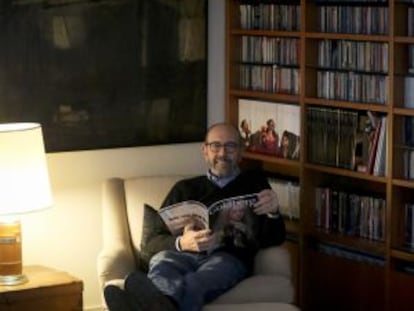 Miguel Rellán, rodeado de discos en su casa de campo de Madrid, el pasado 2019.