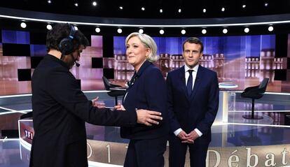 Le Pen (en primer plano) y Macron (al fondo), al comienzo del debate televisado.