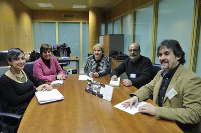 Reunin mantenida en el Parlamento vasco por representantes de EH Bildu y de Syriza.