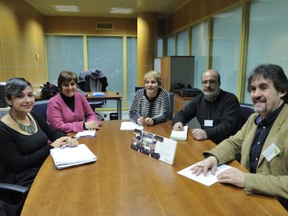 Reunión mantenida en el Parlamento vasco por representantes de EH Bildu y de Syriza.