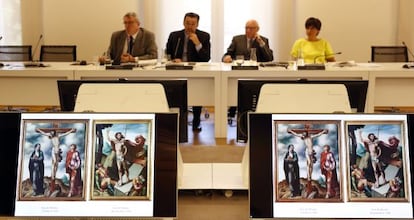De izquierda a derecha, Falomir, Zugaza, Pérez-Llorca y Marina Chinchilla, ante reproducciones de obras donadas por Arango.